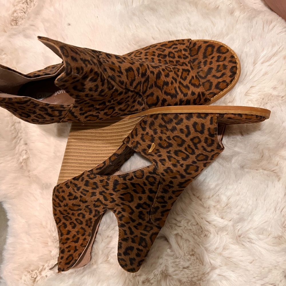 Peakaboo toes leopard print